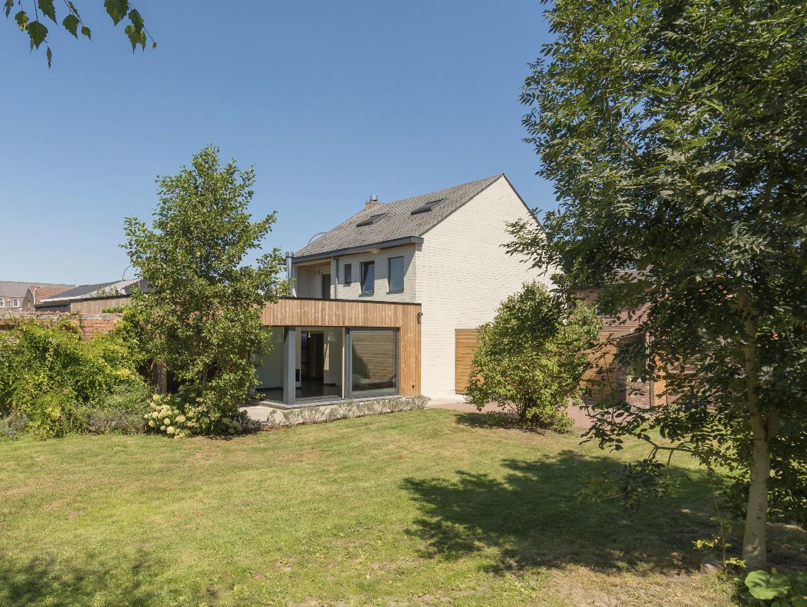 IN OPTIE Ruime en totaal vernieuwde woning in het dorp van Zaffelare 