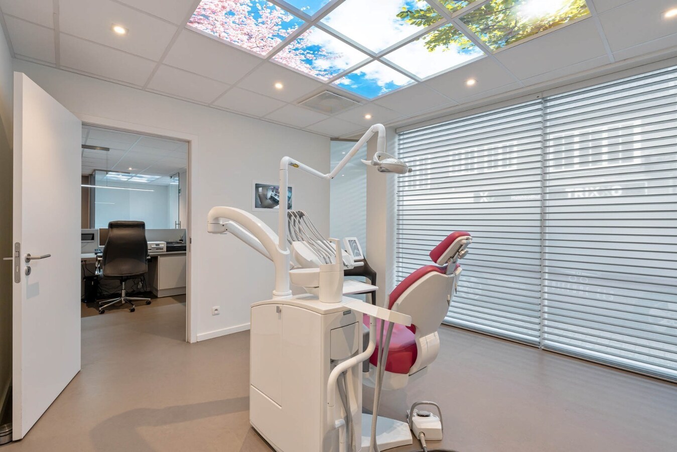 Ruim, zeer energiezuinig kantoor in het centrum van Neeroeteren met diverse mogelijkheden! 