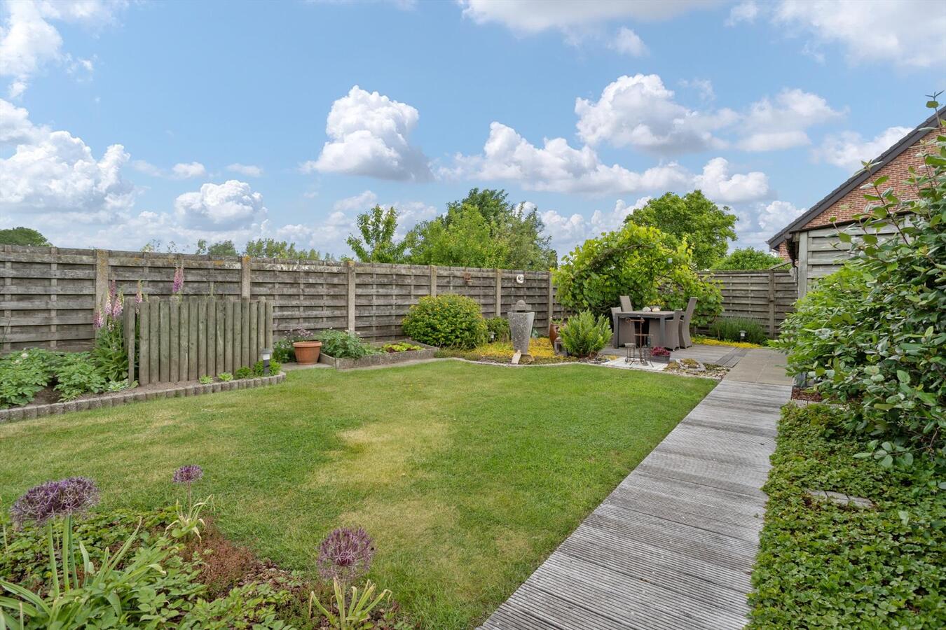 Landelijk gelegen, ruime woning op perceel van 555m² 