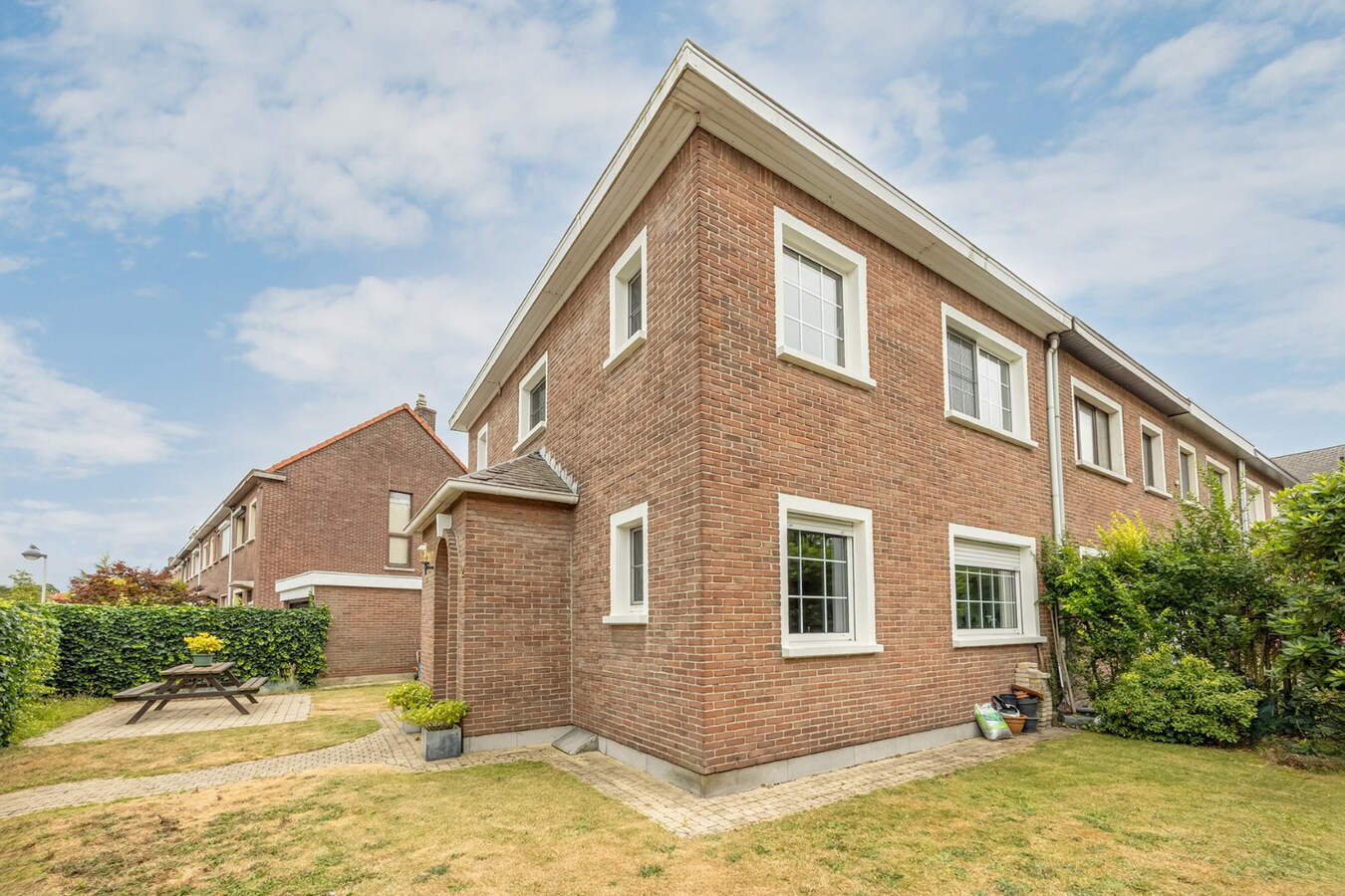 HOB met 3 slpk, garage en tuin nabij Schoten centrum! 