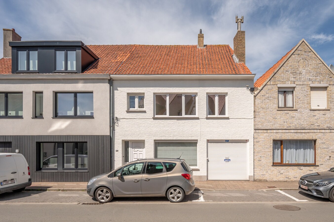 Brede gezinswoning met garage, privé staanplaats en zonnige stadstuin in Oud-Knokke. 