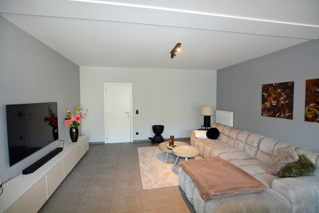 Gelijkvloers appartement met 2 slpk, ruim terras, tuin en 2 autostandplaatsen. 