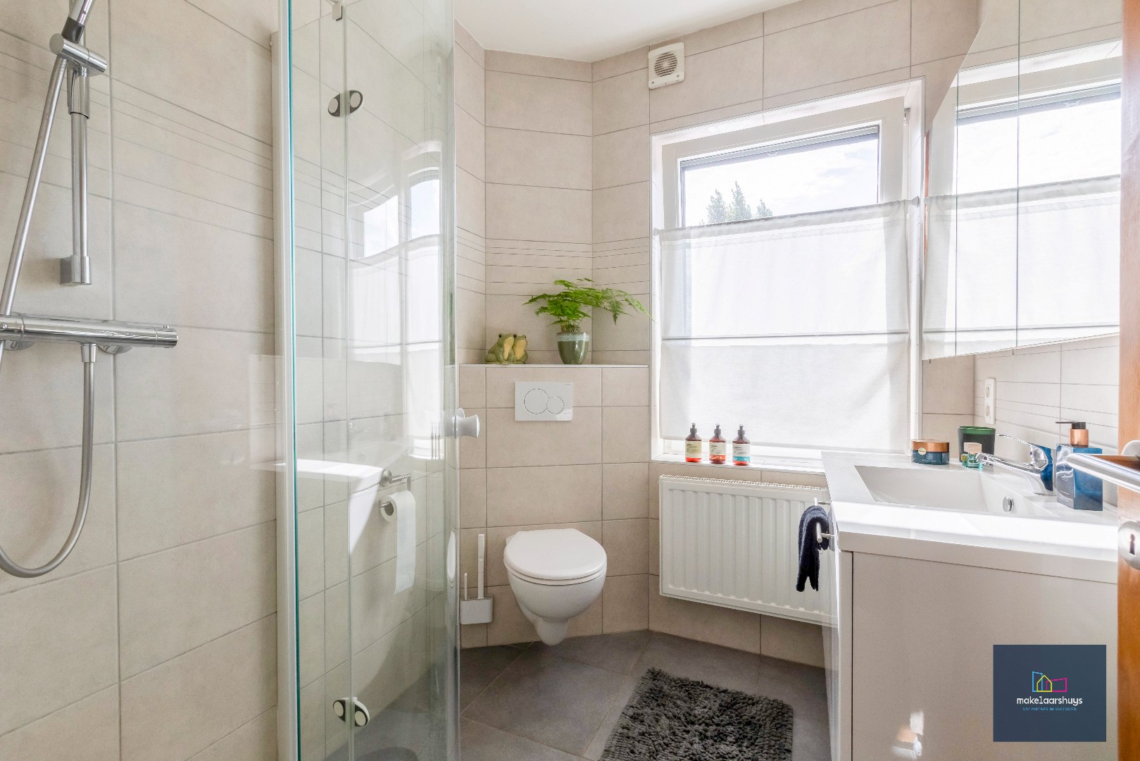 VERKOCHT ! Instapklare energiezuinige handelswoning met tuin en garage 