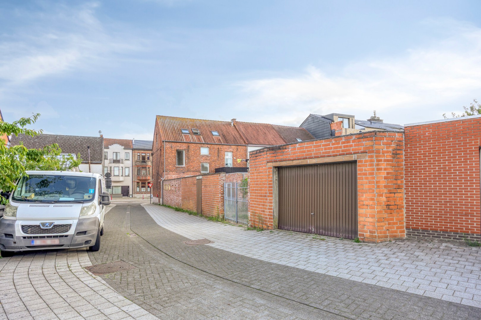 Op te frissen opbrengsteigendom met 3 appartementen en garage in Leopoldsburg 