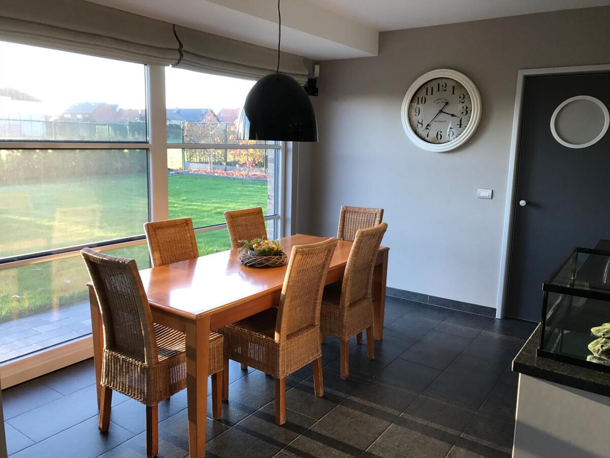 Uitstekend gelegen villa met grote zongerichte tuin 