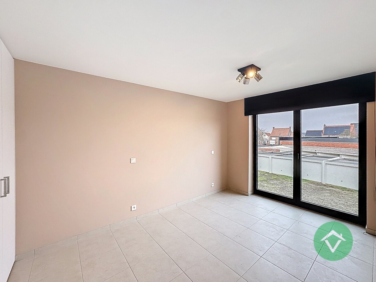 Volledig geschilderd Instapklaar appartement met garage in centrum Koekelare 