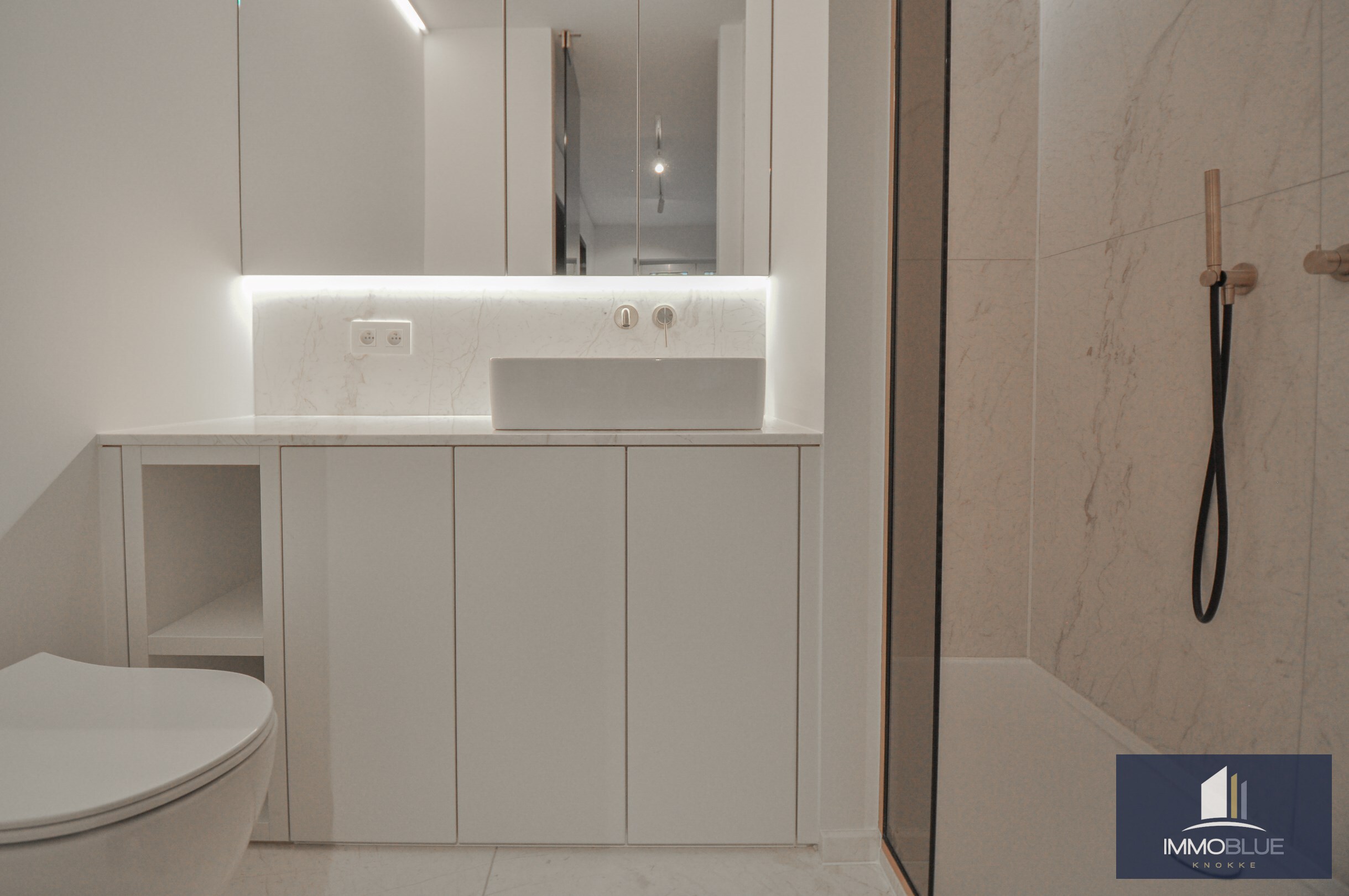 Hoogwaardig volledig gerenoveerd appartement met zijdelings zeezicht en zicht op de Kustlaan. 