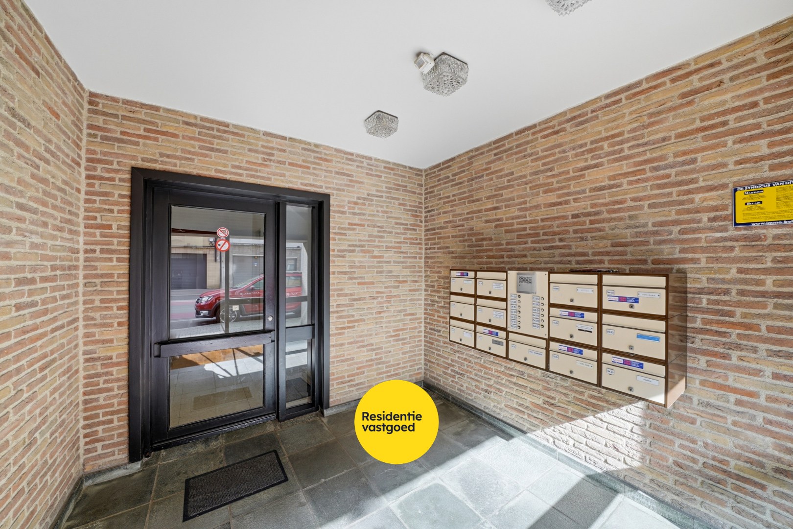 Op te frissen appartement met zicht op het Sint-Catharinaplein in Oostende 