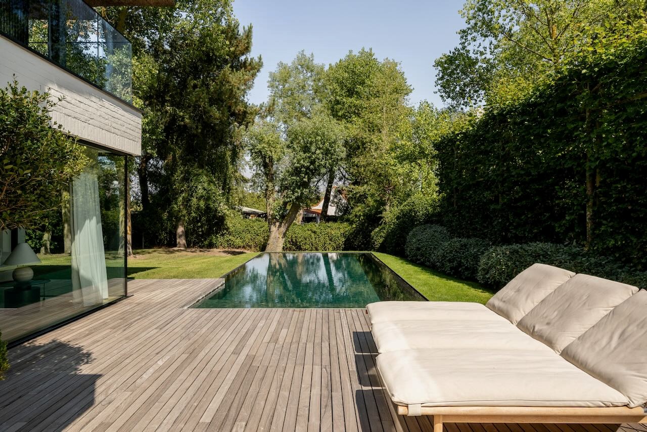 Magnifique villa récente de style contemporain allie une finition intemporelle à un emplacement unique et une vue imprenable sur le Zwin. 