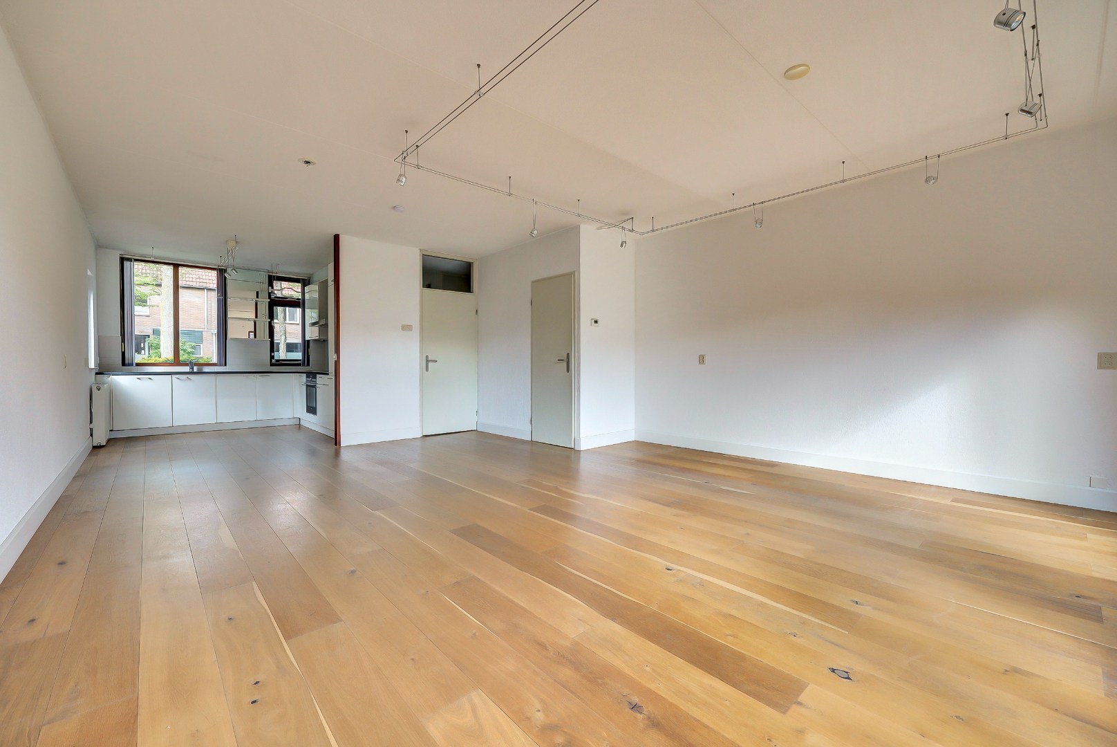 Ruime 5-kamer hoekwoning met aangebouwde garage op een kavel van maar liefst 297 m2 eigen grond! 