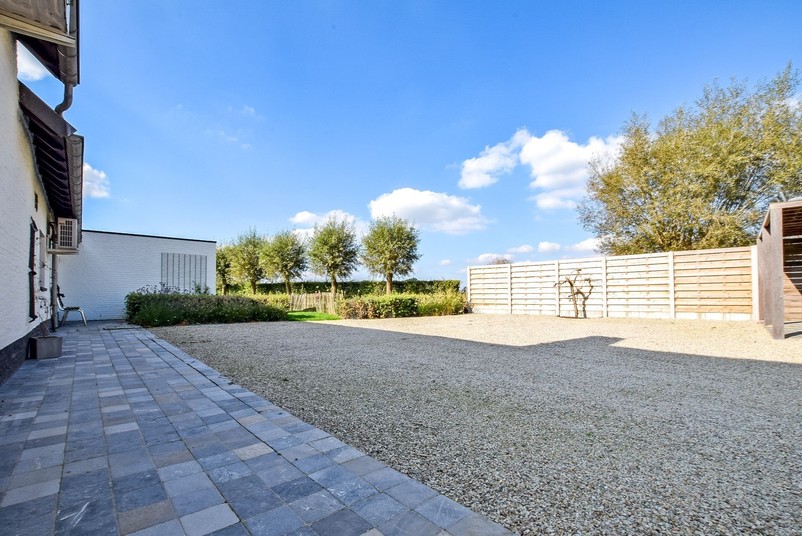 Instapklare woning met loods gelegen in een doodlopende straat 