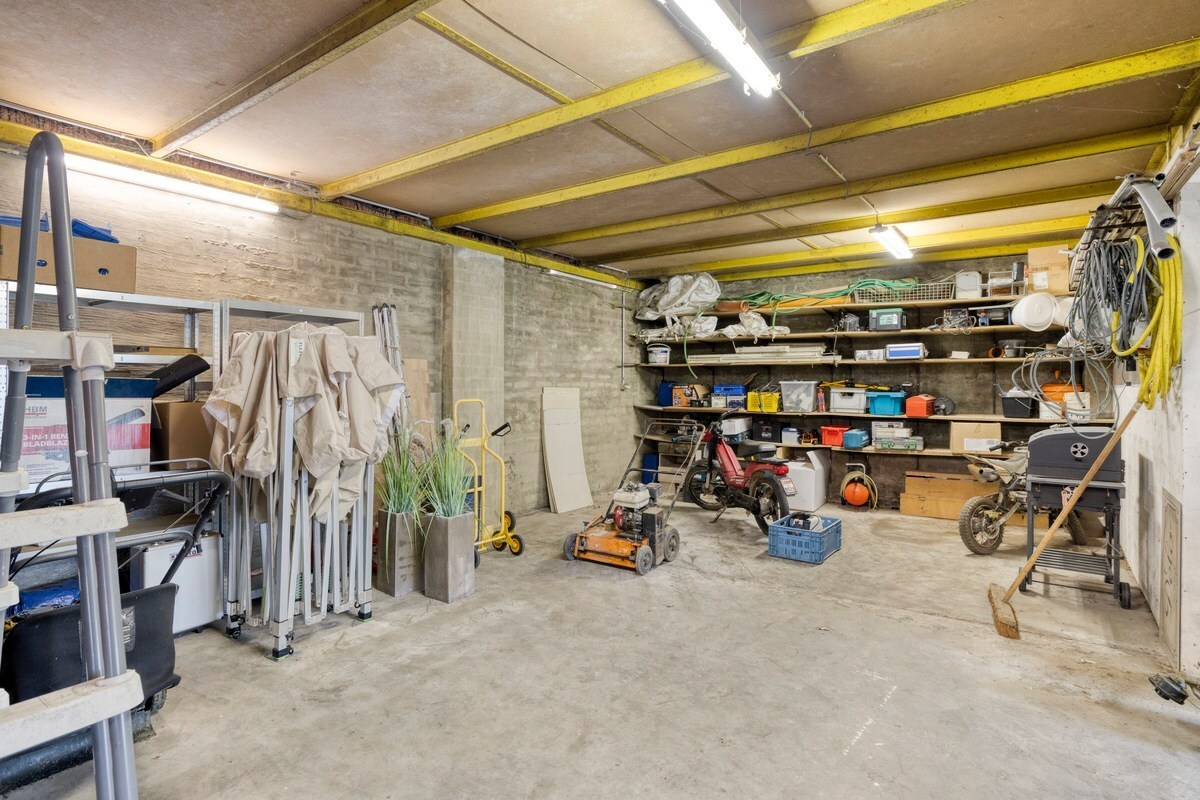 Woning met handelspand te koop in Oostrozebeke op een perceel van 768 m2. 