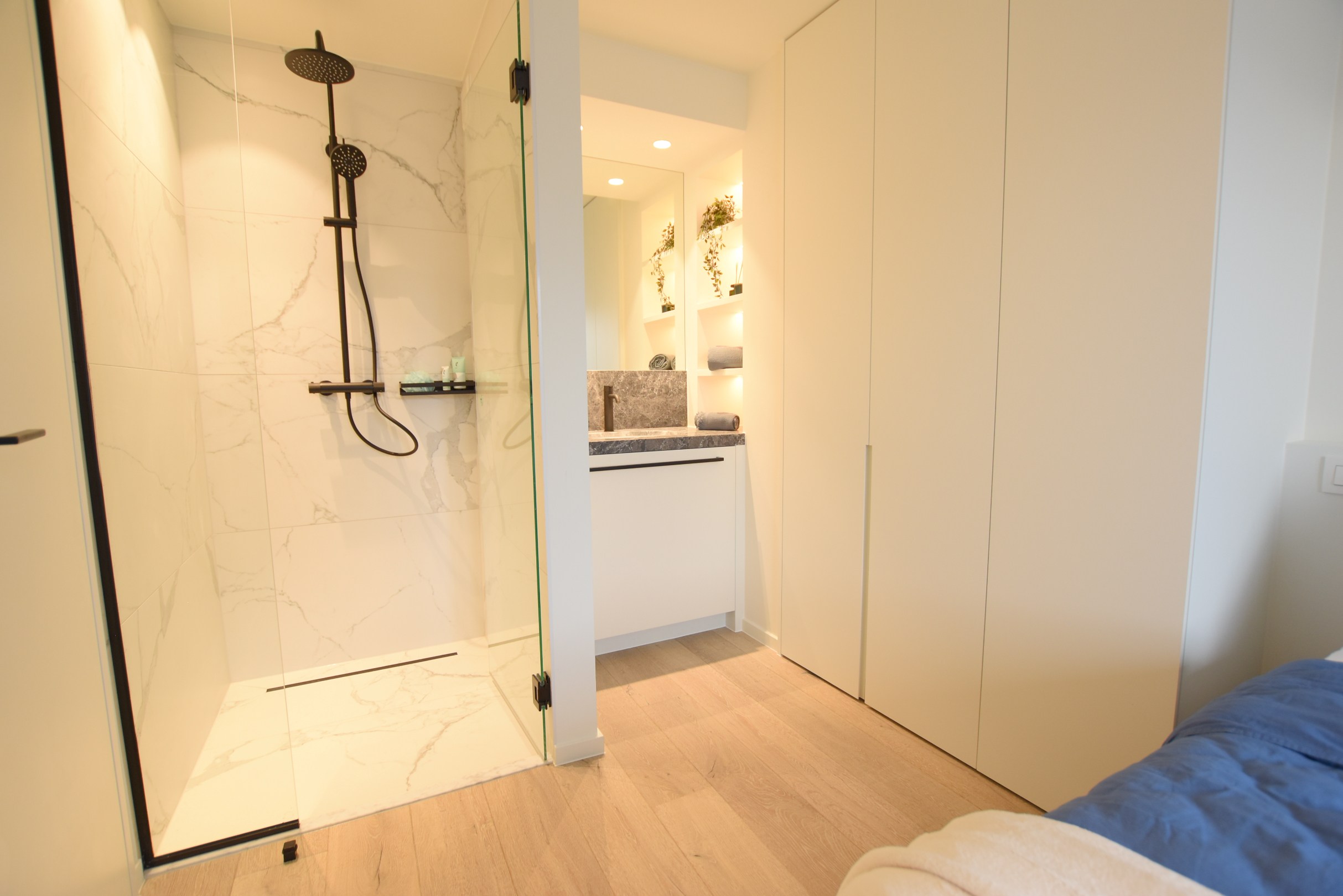 Appartement sous les toits entièrement rénové avec terrasses ensoleillées à 20 mètres à pied de la digue Albertstrand. 