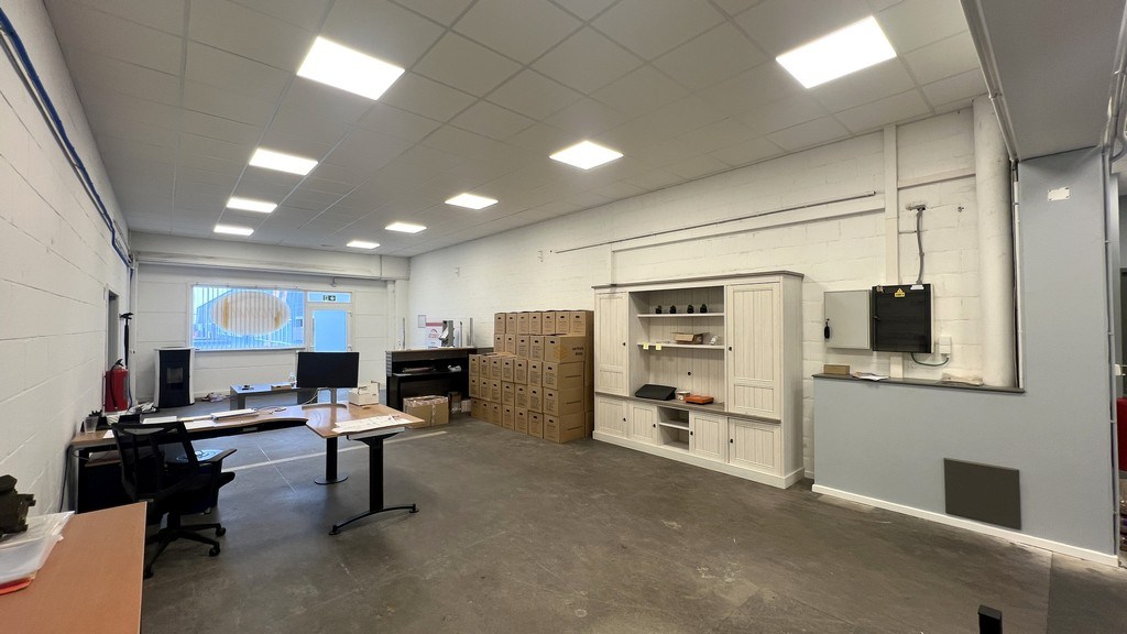 Magazijn met rolbrug en kantoren nabij N47 in Zele