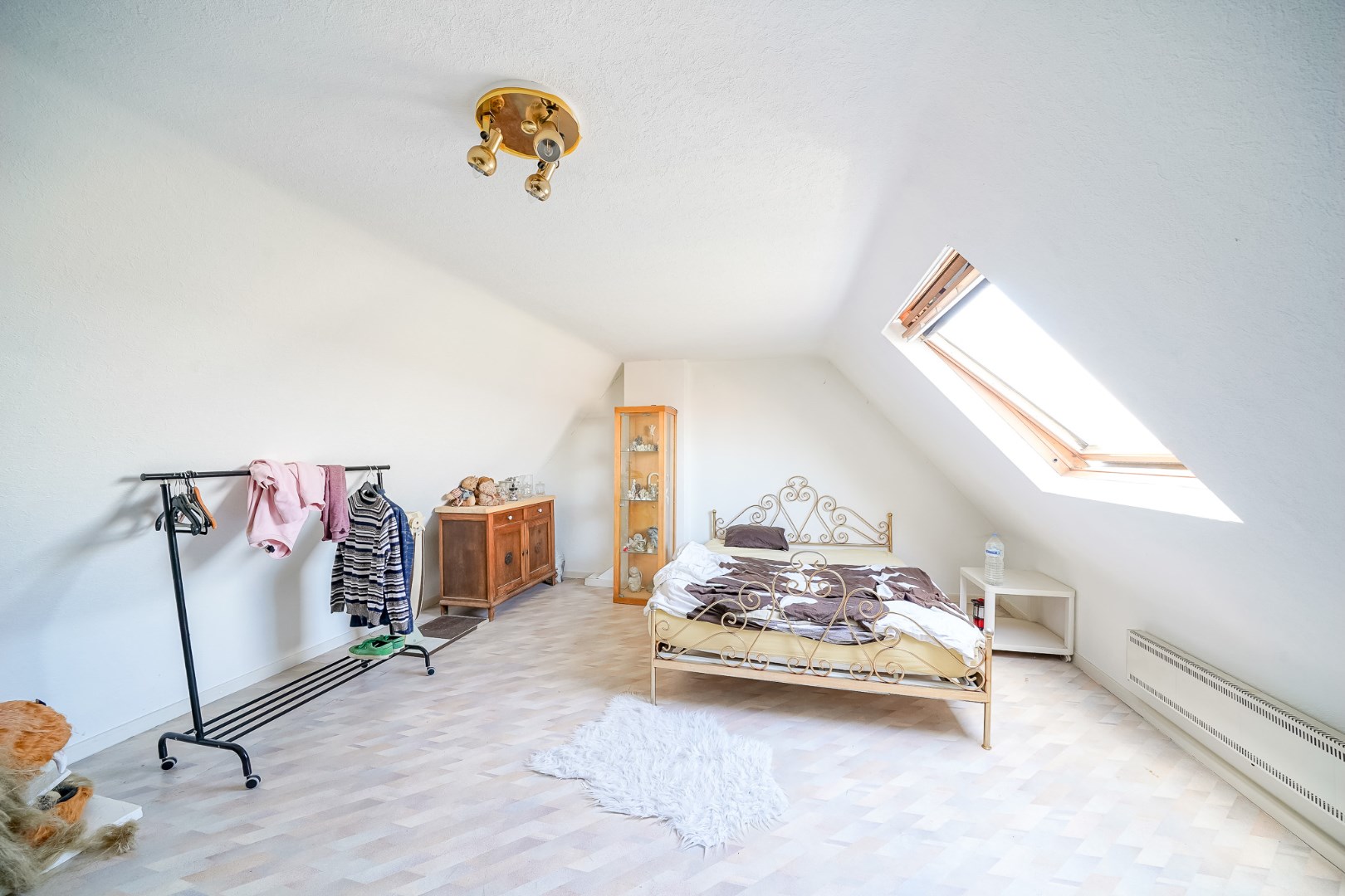 Opbrengstwoning met 2 verhuurde appartementen, tuin en 2 garages in Stene 