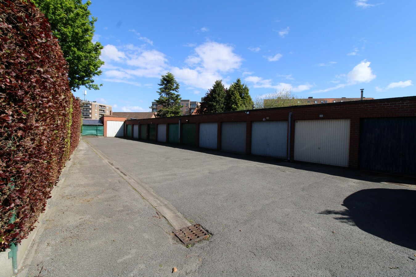 Woning met 2 slaapkamers, tuin en garage te Roeselare 