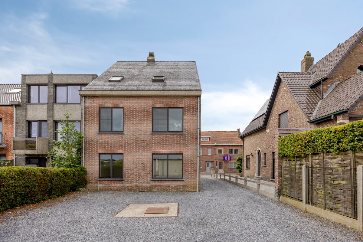 Opbrengsteigendom met 3 appartementen en 7 garages 