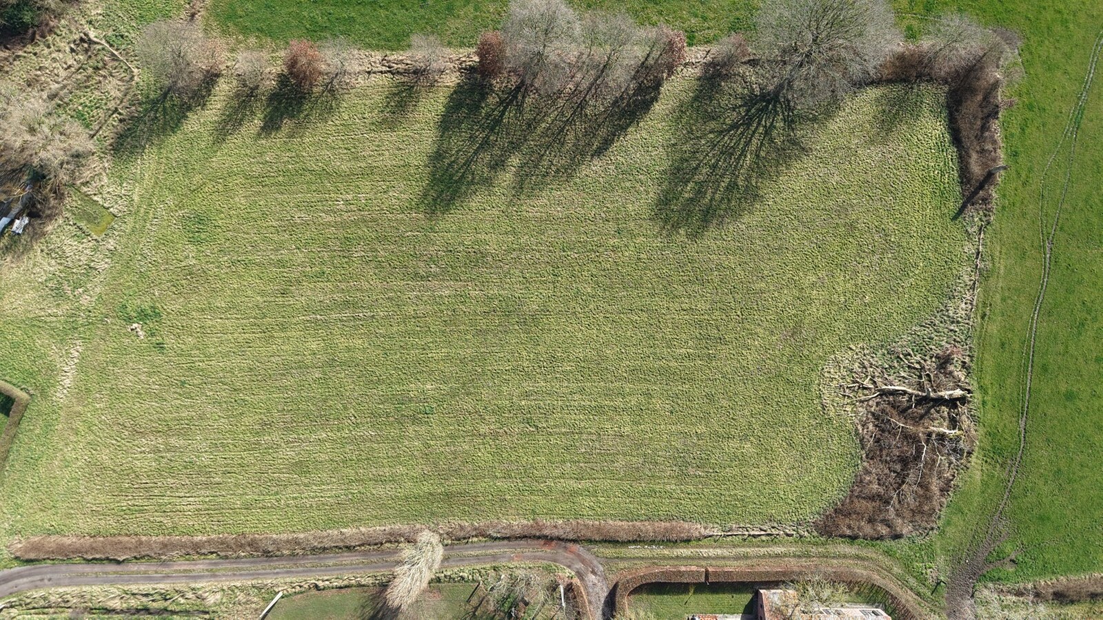 Unieke eigendom op 13.183 m² met te renoveren woning en vergunde stallingen 