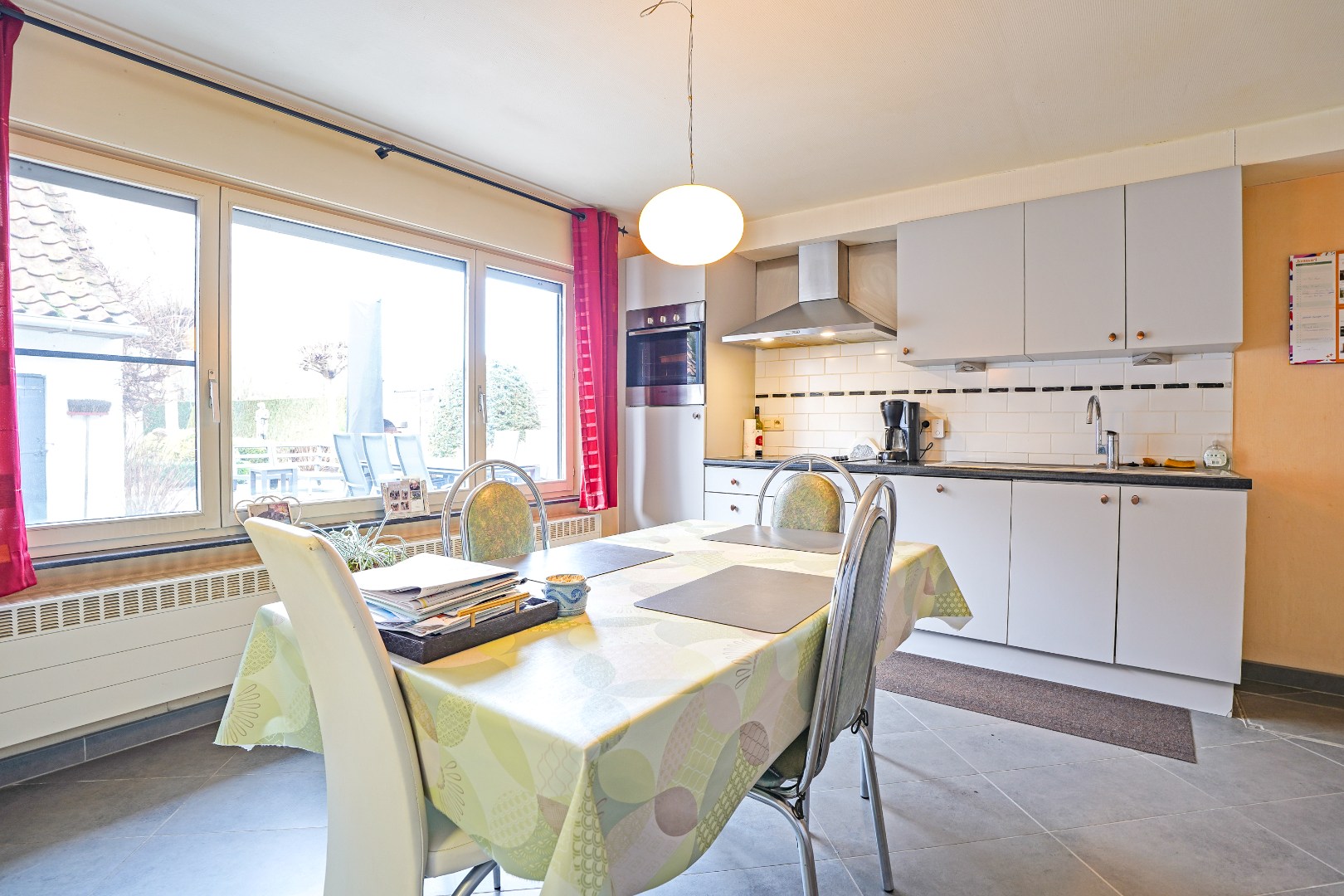 Ruime woning met zongerichte tuin op 554m². 