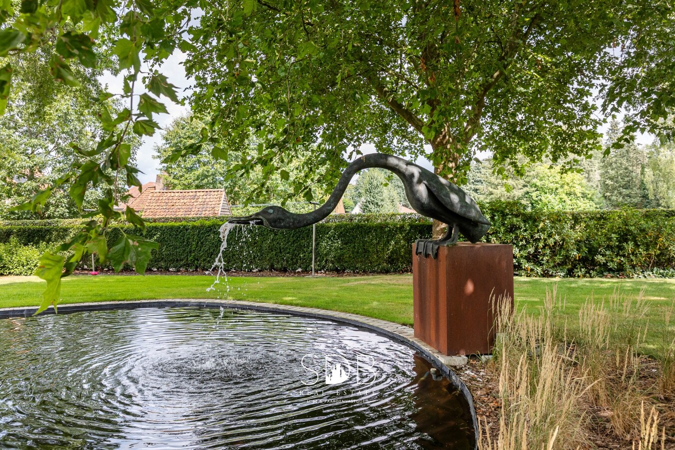 Prachtige landelijke villa met gezinstuin en graslanden op 32.558m² 