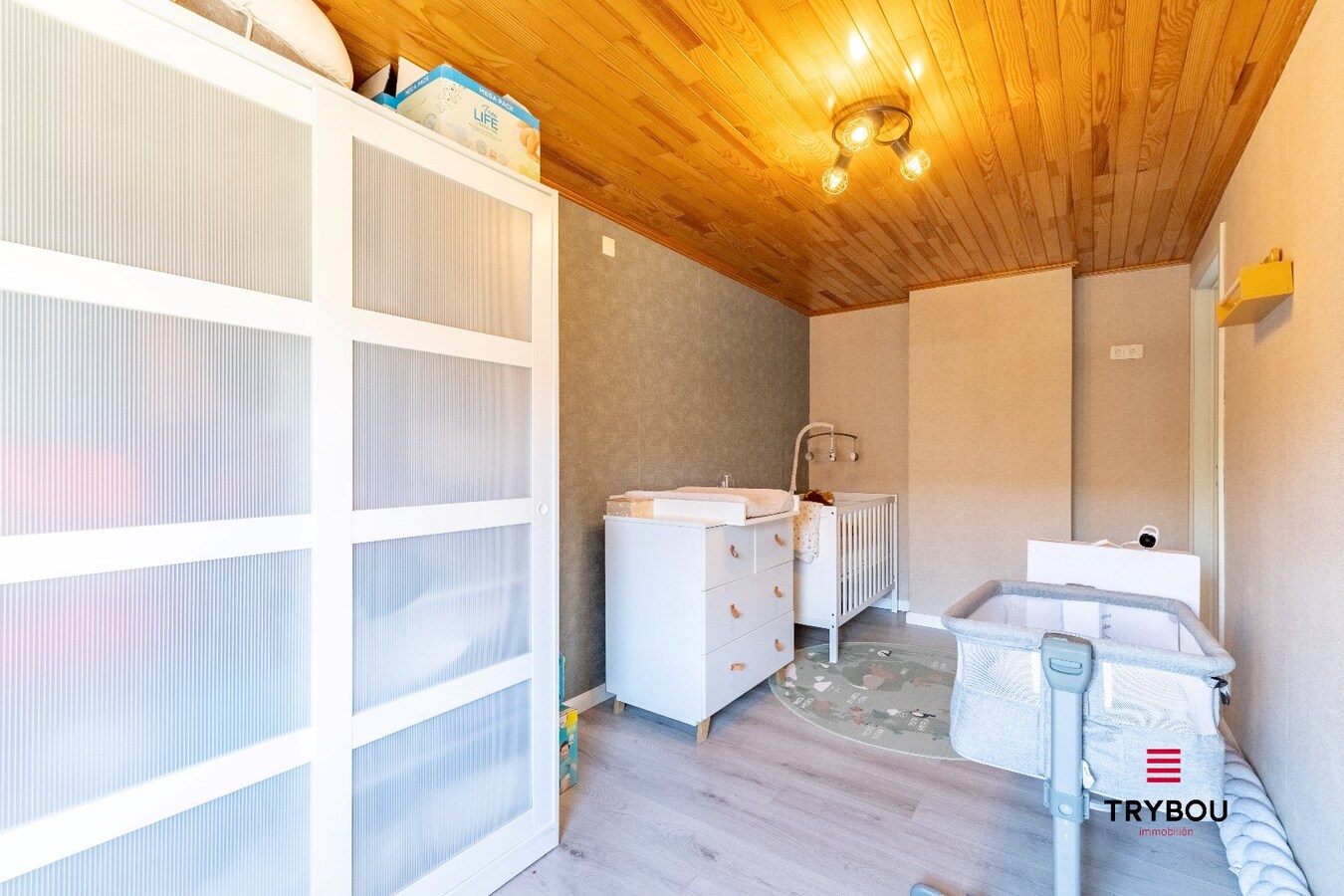 Instapklare gezinswoning met garage en prachtige tuin in rustige straat 