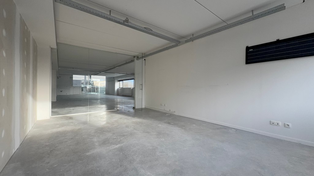 Recente kantoren te huur op zichtlocatie aan E17 in Kruibeke