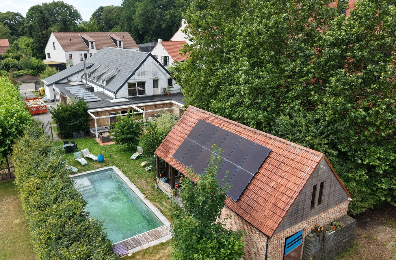 Zeer ruime woning (8 slpk + 8 badkamers) op een perceel van ca. 1.522 m² te Wijnegem/grens Schilde 