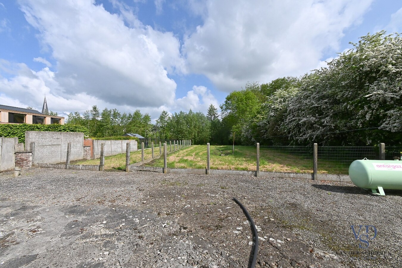 Exceptioneel gelegen eigendom met mogelijkheden. 