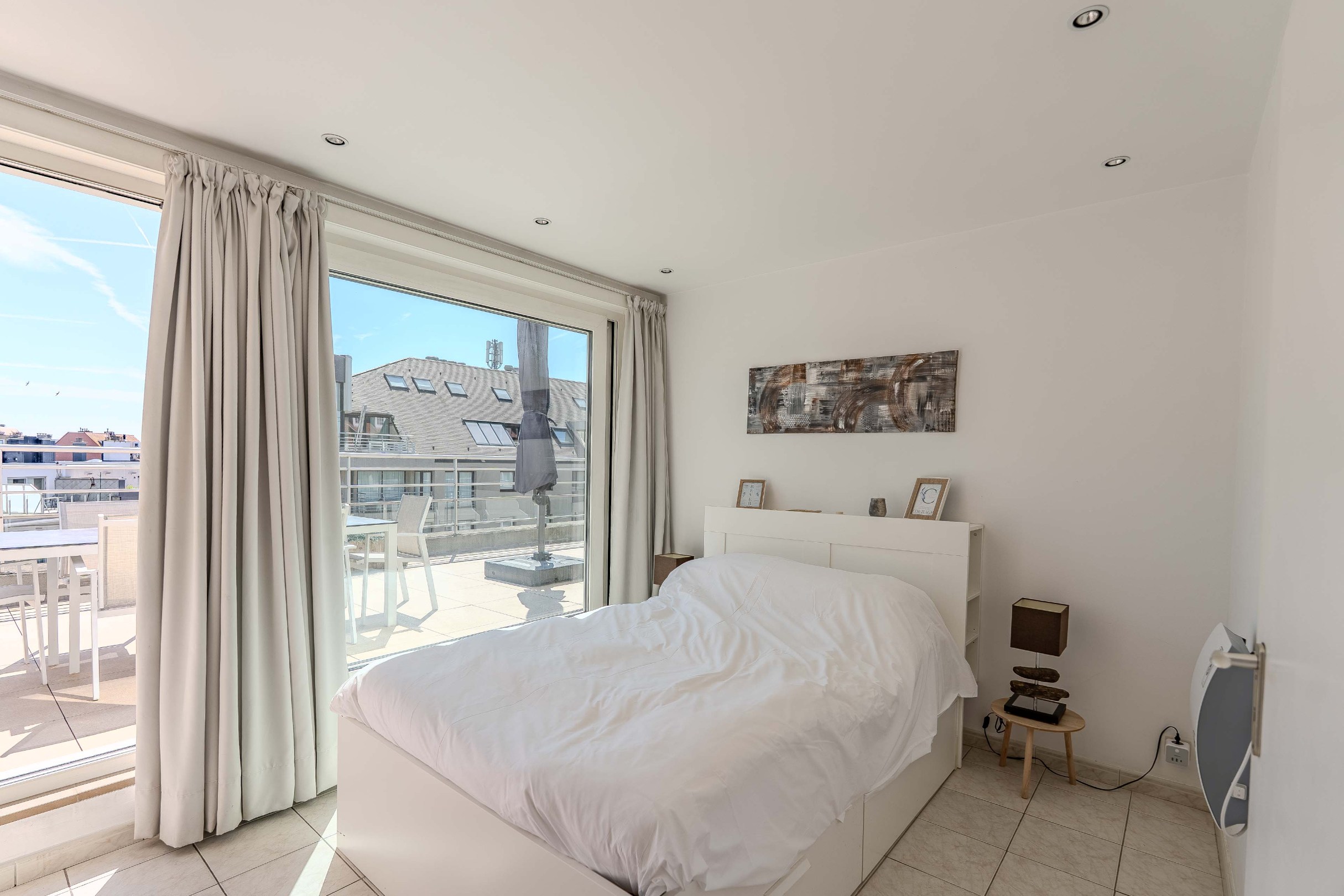 Schitterend penthouse met 2 slaapkamers, ruime terrassen en zijdelings zeezicht. 
