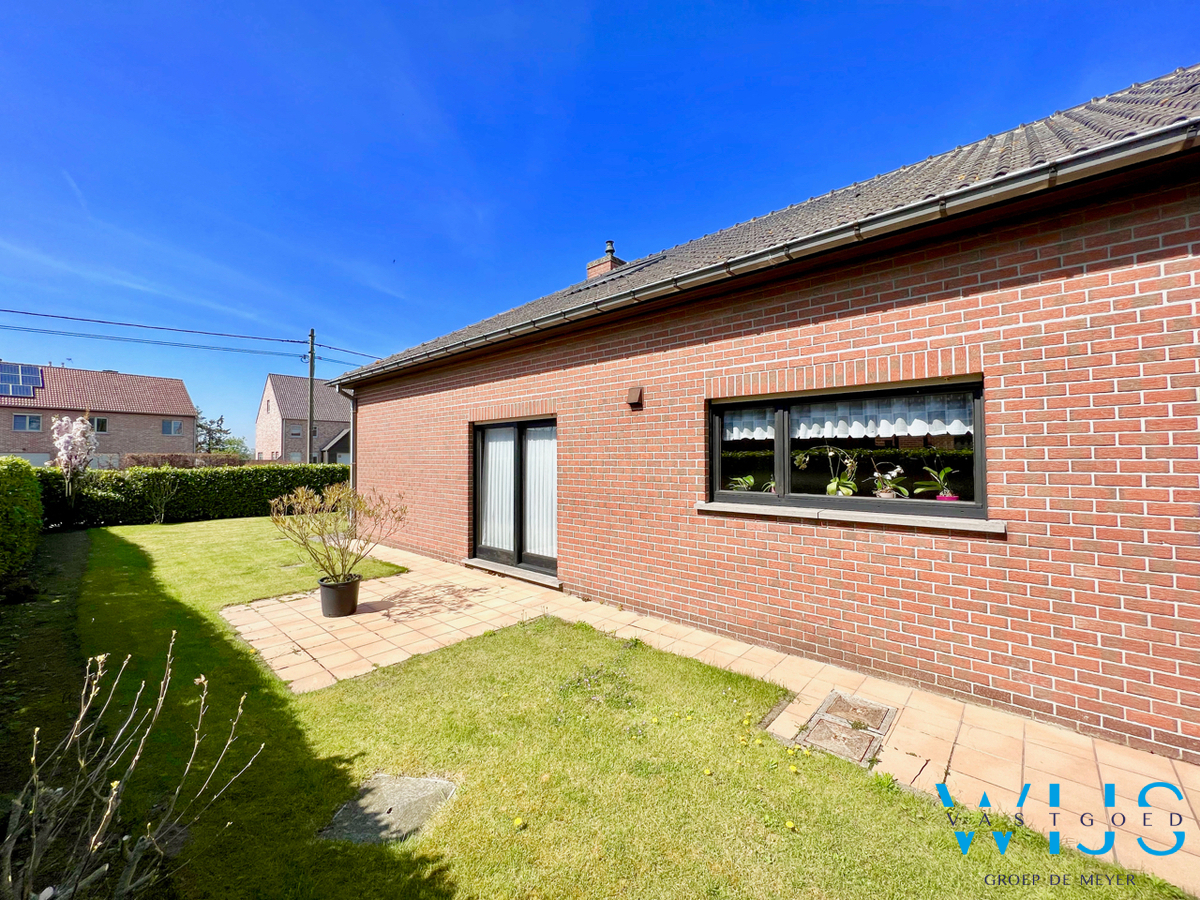 Stevige bungalow op een prachtig perceel van 925 m² te SLEIDINGE ! 