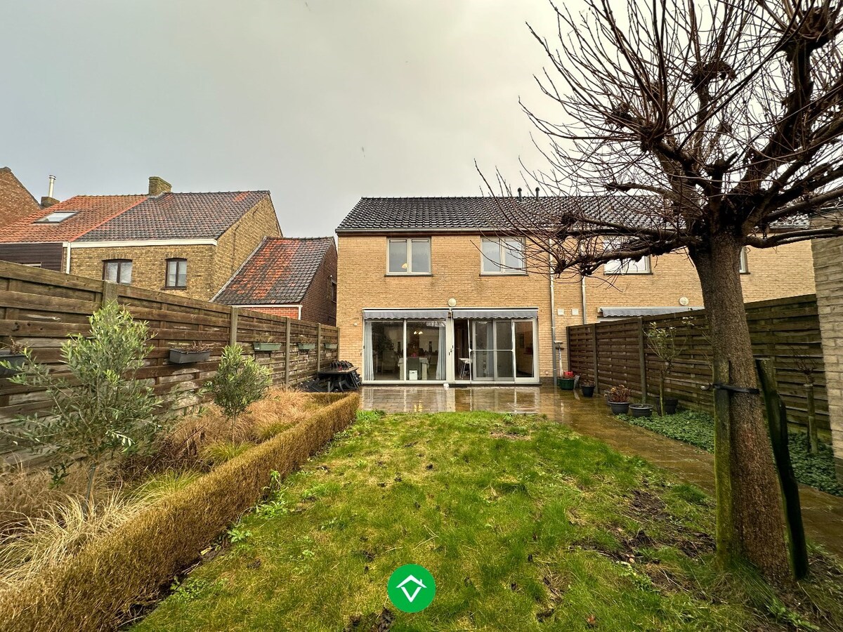 Energiezuinige woning met 3 slaapkamers, tuin en garage in het centrum van Koekelare 