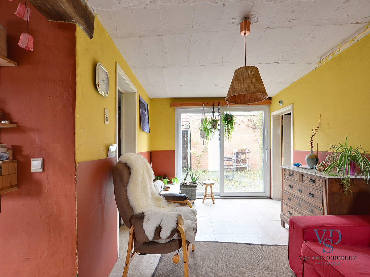 Karaktervolle, te renoveren woning (op bijna 900 m²). 