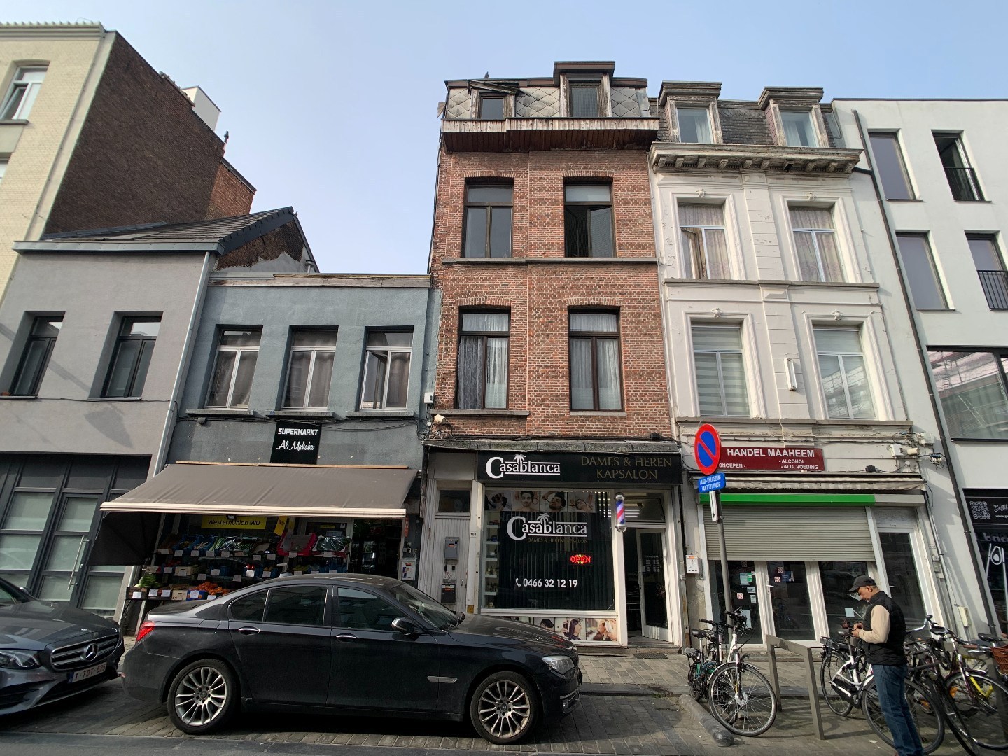 Te renoveren opbrengsteigendom met handelspand en woonunits 