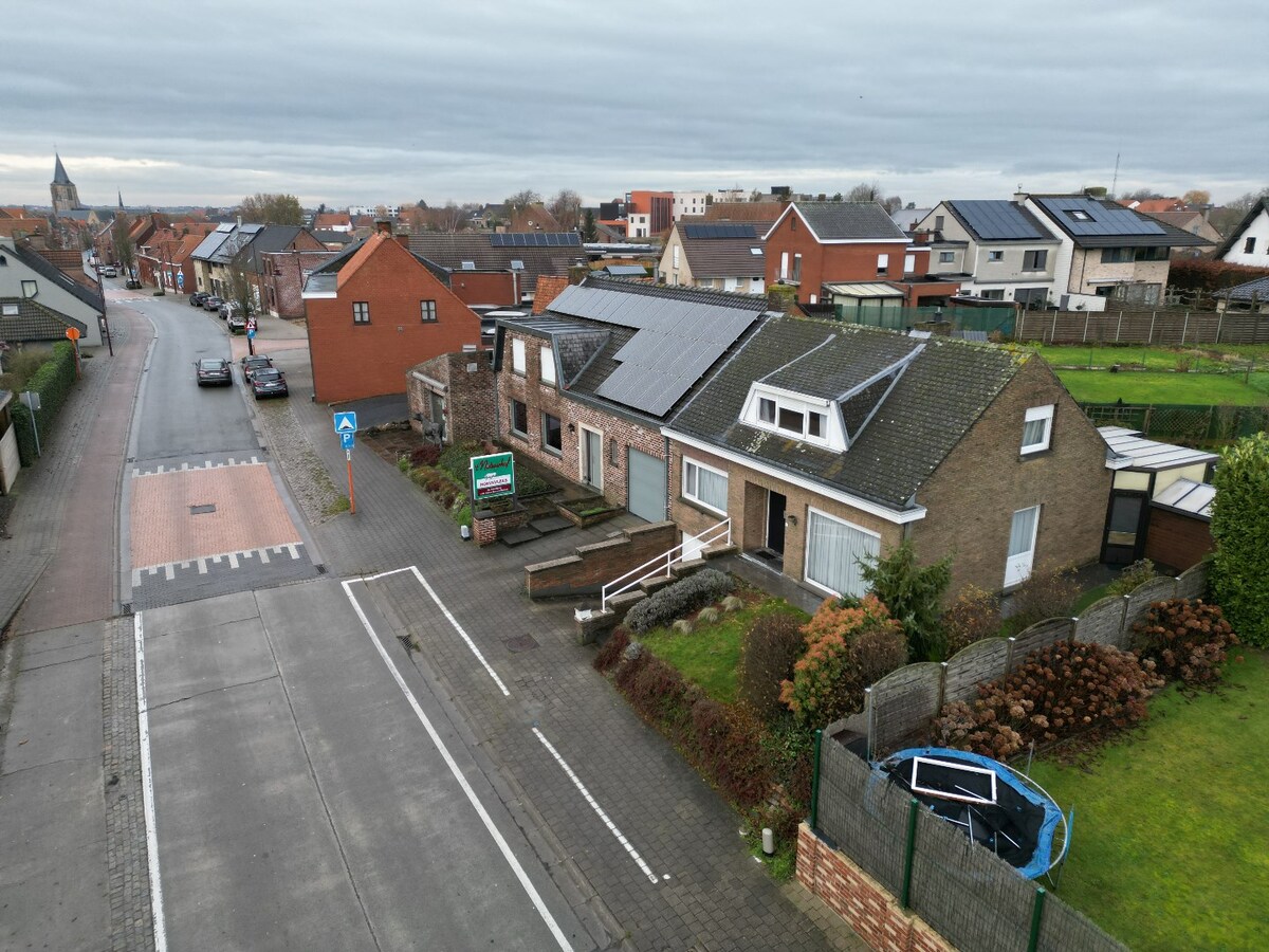 Stevige half-open bebouwing met 3 slaapkamers, tuin en garage te Moorslede 