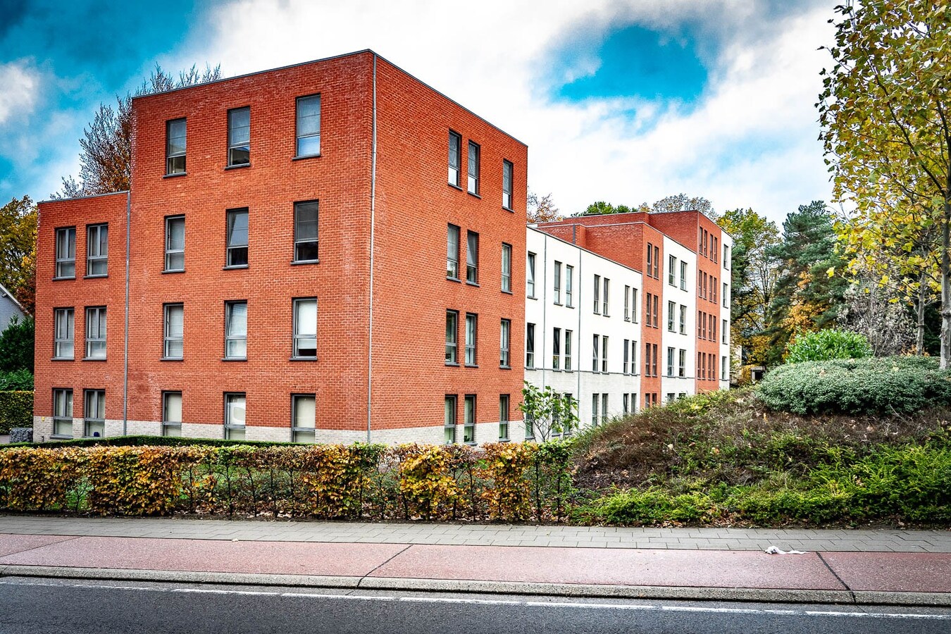 Ruim appartement met terras en garage 