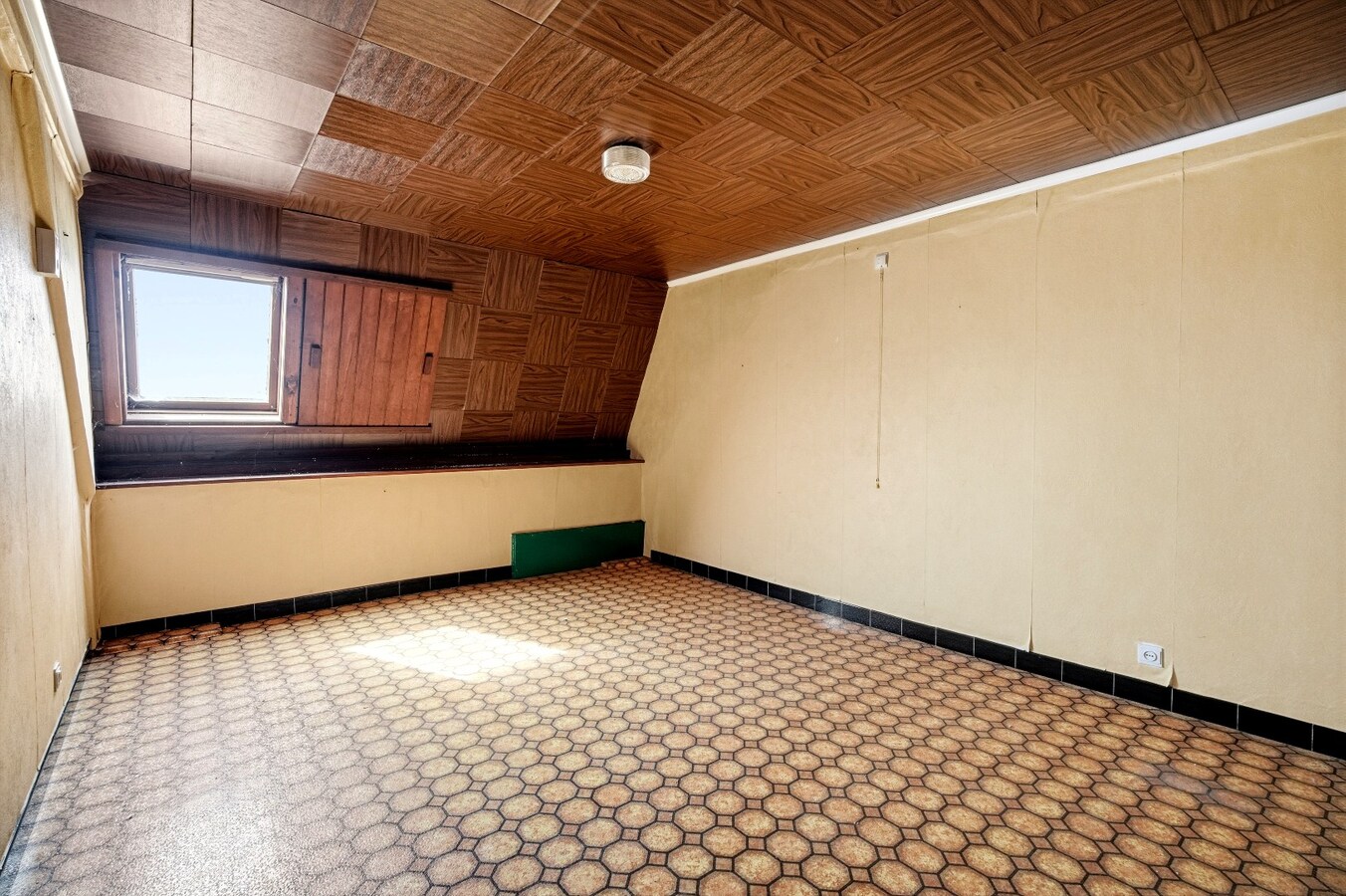 Ruime halfopen bebouwing op een perceel van 1491m² met 7 slaapkamers! 