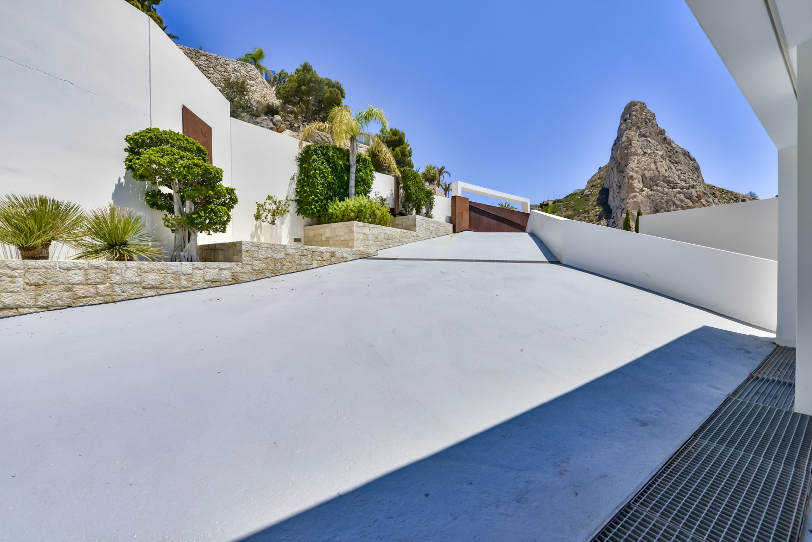 Luxe architectenvilla in Mascarat – Altea met panoramisch zeezicht en extra bouwgrond 