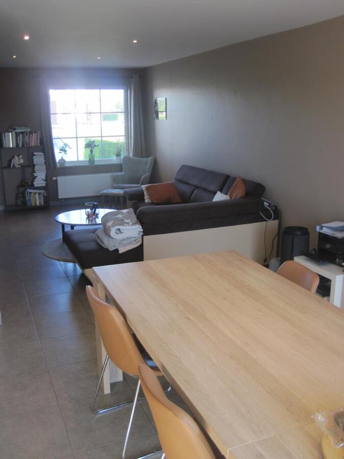 Degelijke woning met terras, tuintje én inpandige garage. 