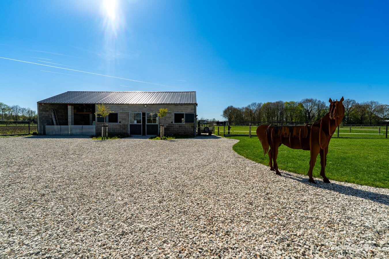 Recent gerenoveerde woning met paardenstallen en buitenpiste op ca. 12.370 m2  te Geel 