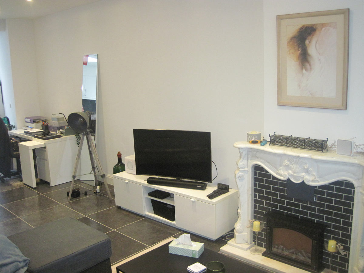 Recent vernieuwde, ruime rijwoning in hartje Gavere. 