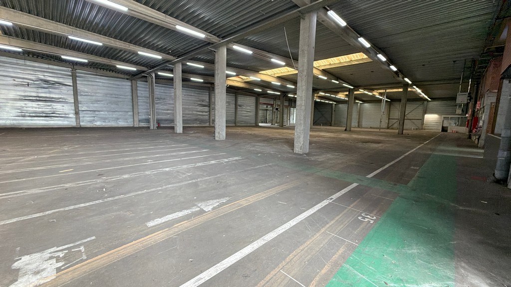 Magazijn met kantoren te huur langs E34 in Beveren