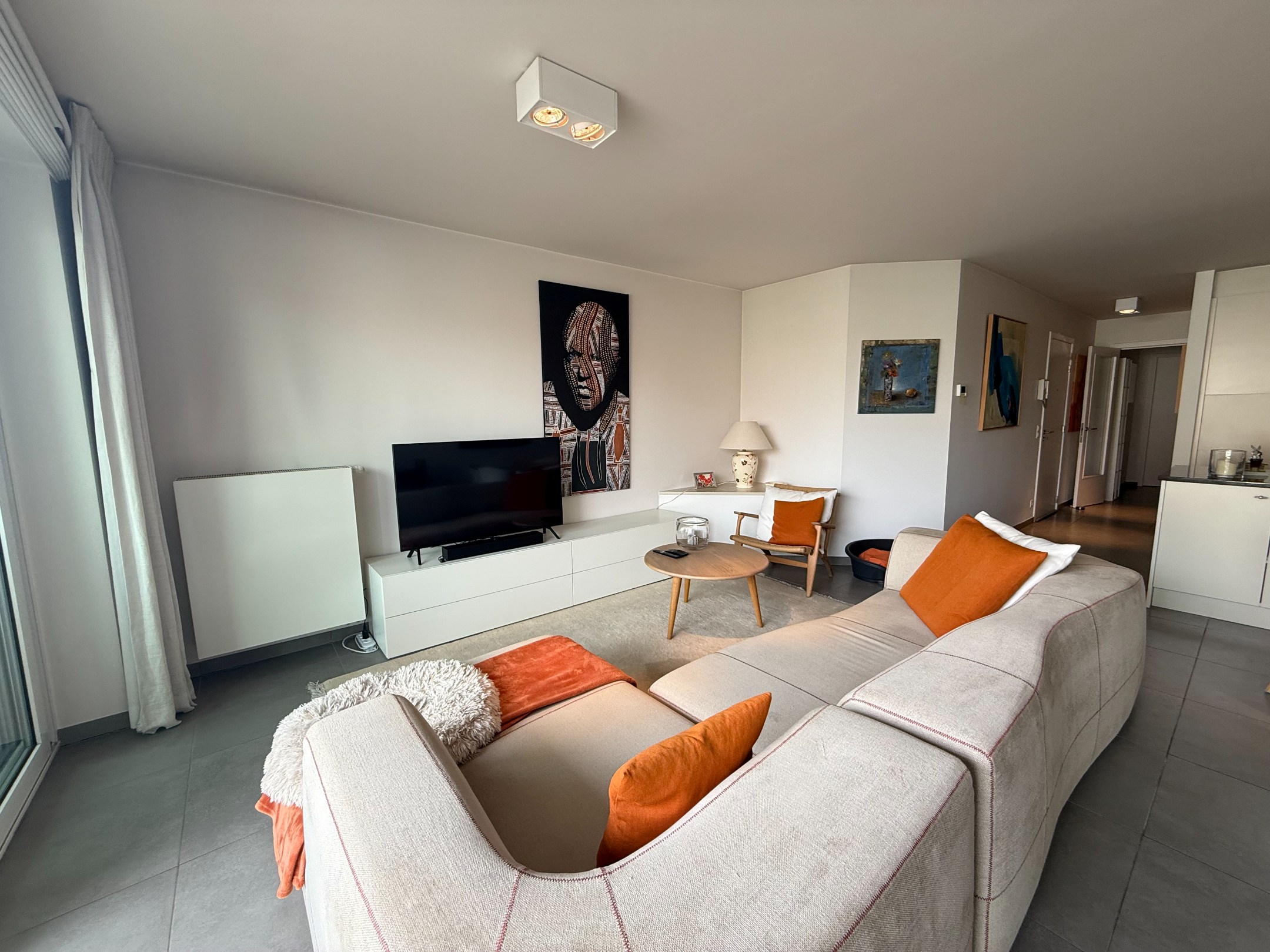 Heel goed gelegen en netjes onderhouden appartement met een open zicht en 2 slaapkamers gelegen in de Koningslaan, vlakbij de Zeedijk. 