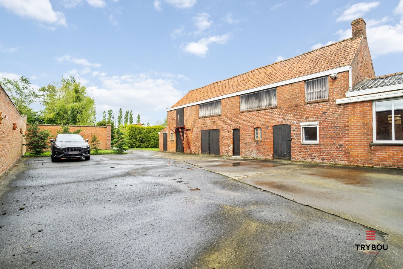 Halfvrijstaande woning met 5 slaapkamers en bijgebouw op 5488 m³ te Jonkershove 