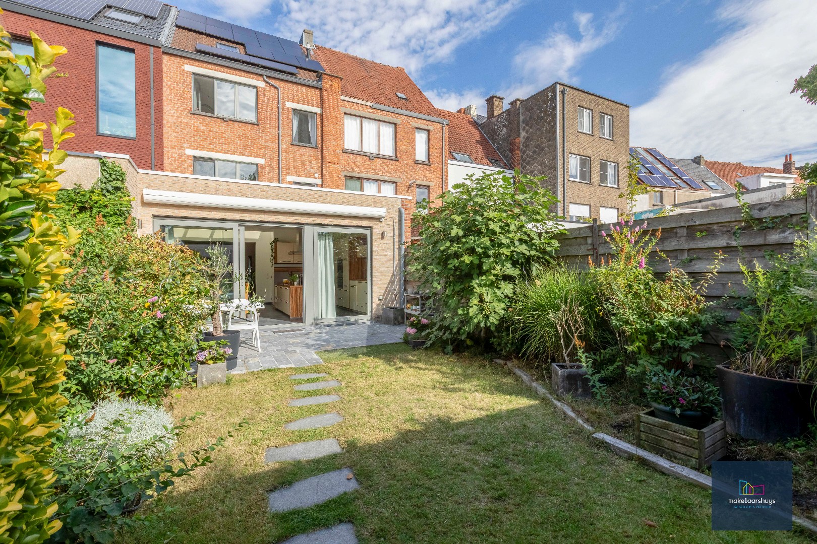 VERKOCHT ! Instapklare energiezuinige handelswoning met tuin en garage 