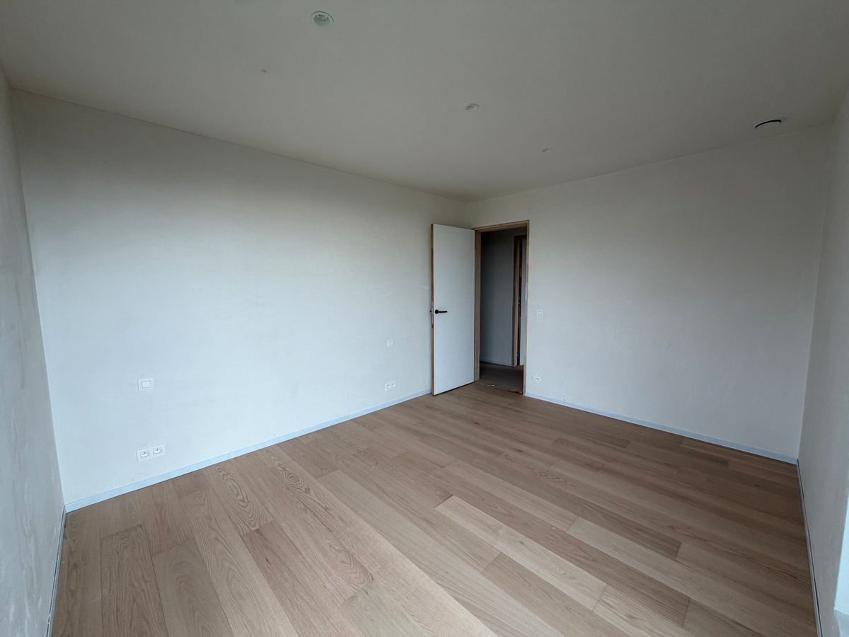 Ruime nieuwbouwwoning met terras en tuin. 