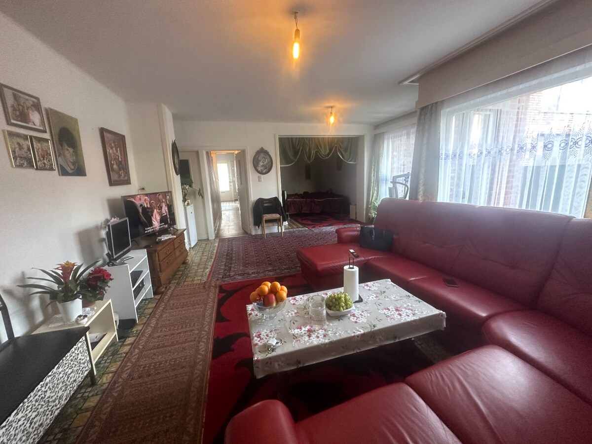 Centraal gelegen handelswoning met 5 slaapkamers 