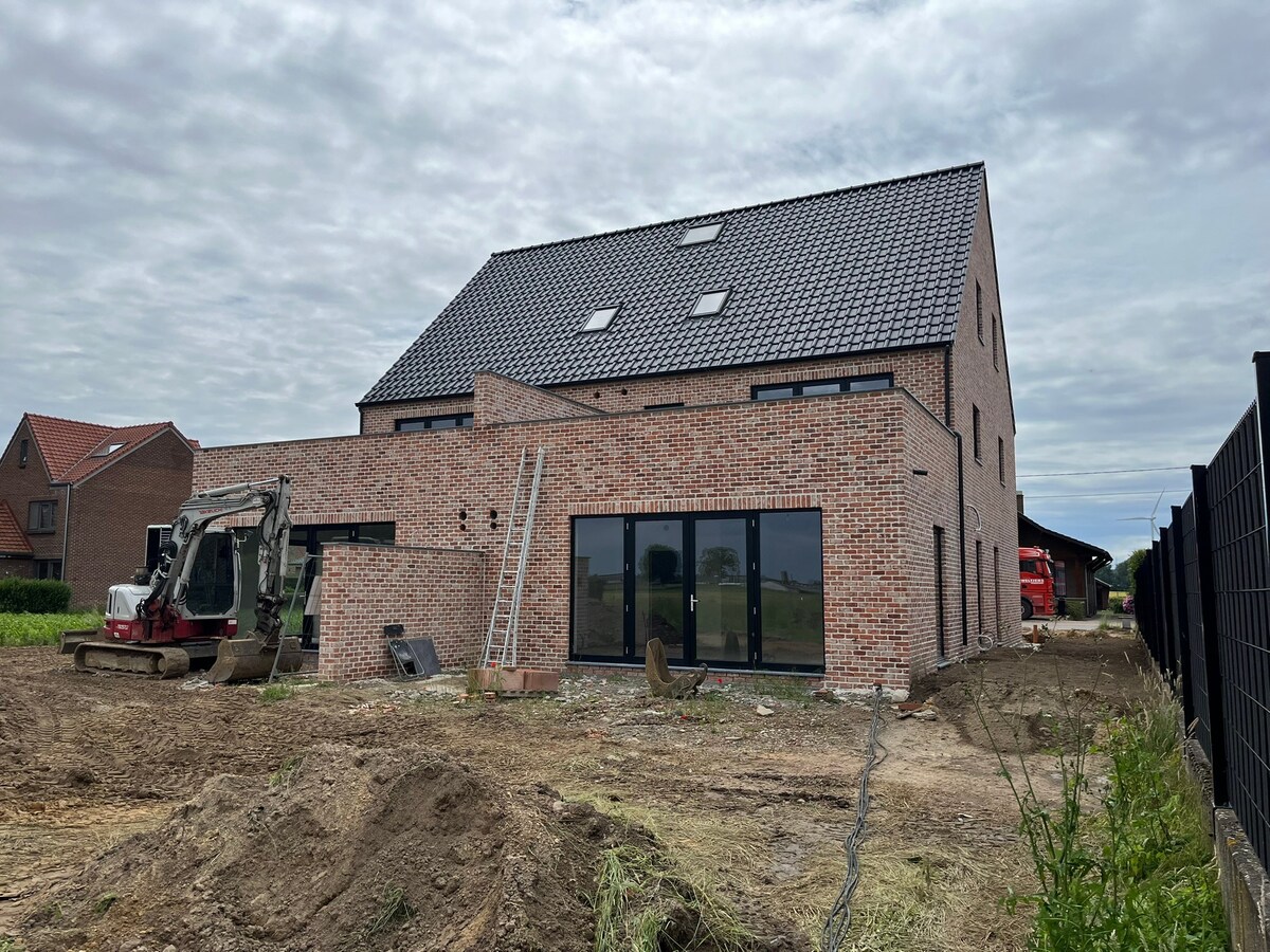 Nieuw gelijkvloers appartement met terras en tuintje 