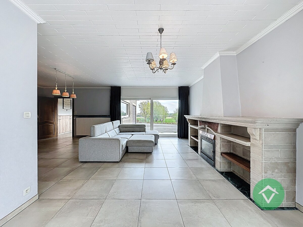 Statige bungalow op 1.811m² met landelijk zicht, drie slaapkamers en twee garages te Ichtegem 