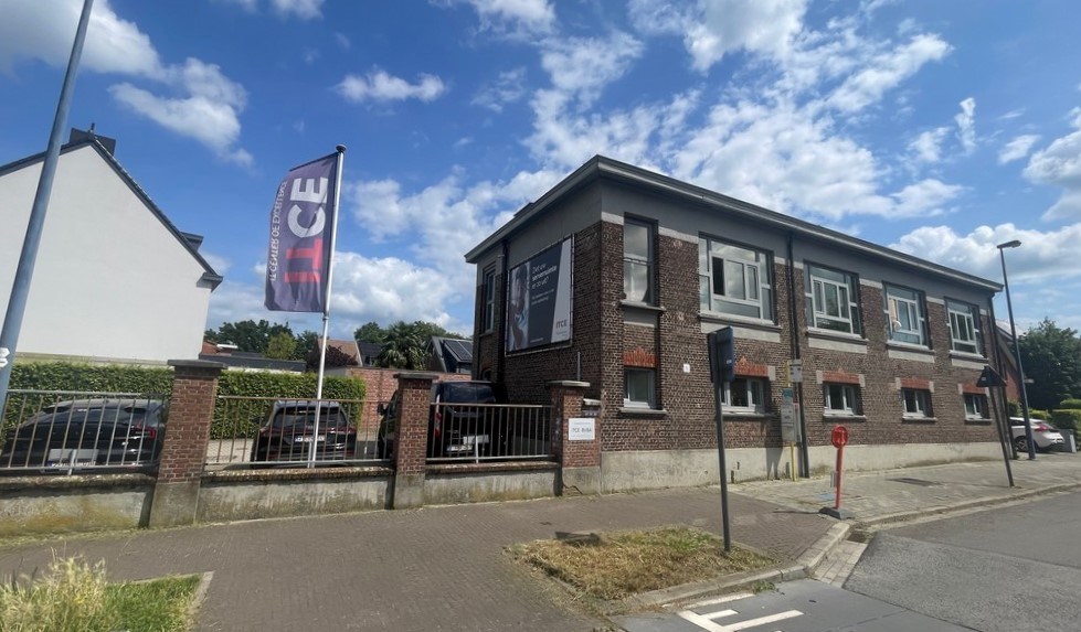 Stand-alone kantoorgebouw te huur vlakbij op-en afrit E19 te Kontich