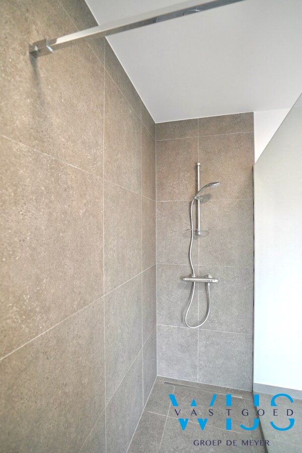 Drieslaapkamer appartement met garage in hartje Ertvelde ! 